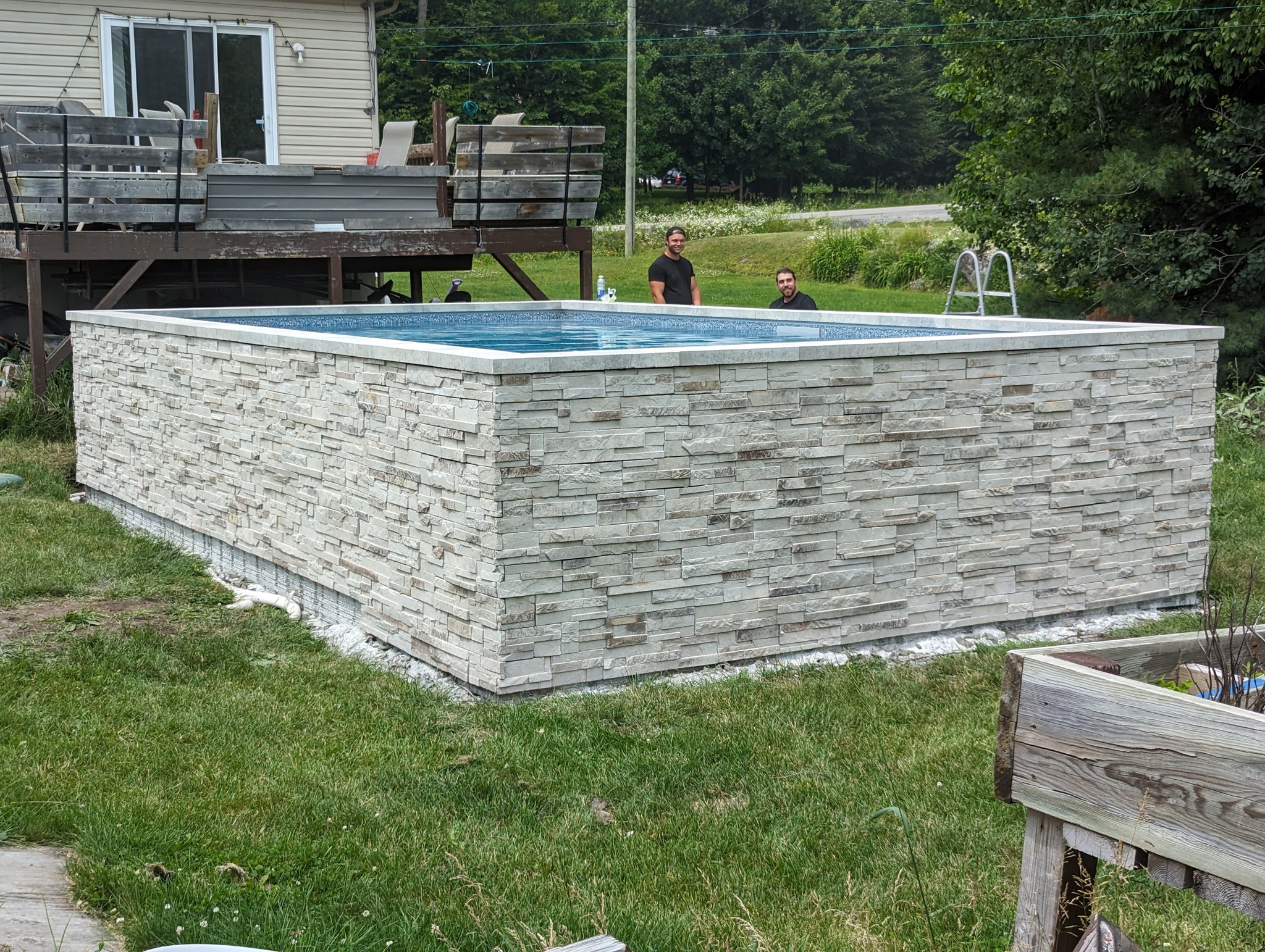 Contour de piscine en pierre